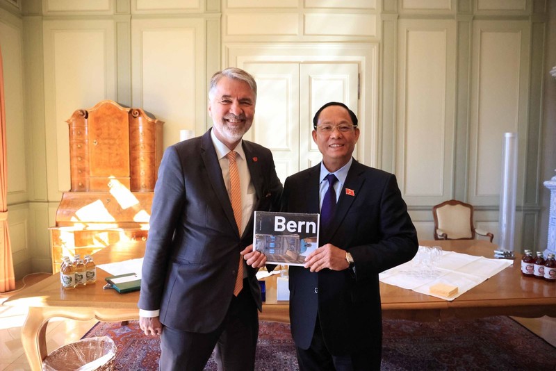 越南国会副主席陈光方与伯尔尼市市长亚历克·格拉芬里德。