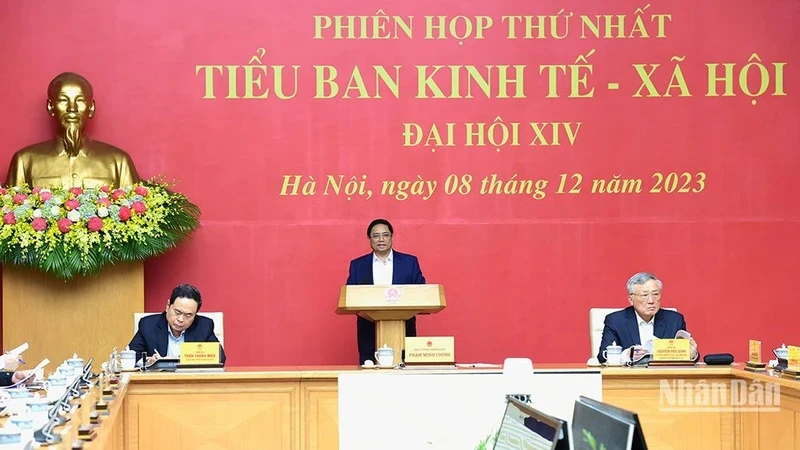 越南政府总理范明正主持召开越共十四大经济社会小组第二次会议。（陈海 摄）