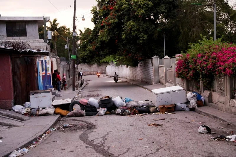 2024年3月20日，海地首都太子港帮派暴力不断升级，群众站在设置路障的街道上。（图片来源：路透社）