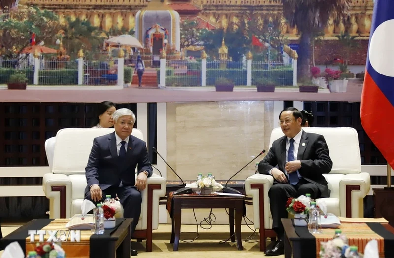 老挝政府总理宋赛·西潘敦会见越南祖国阵线中央委员会主席杜文战。