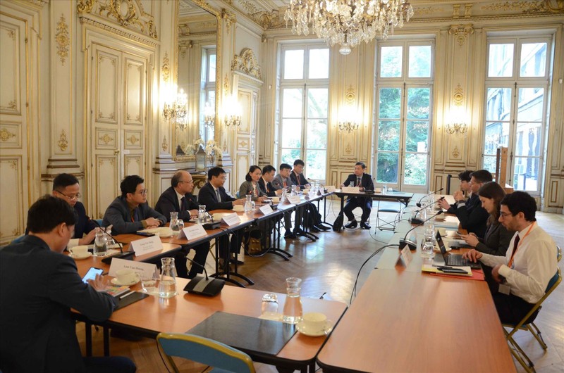 法国交通部长帕特里斯·韦格列特与越南交通运输部部长阮文胜举行工作座谈。