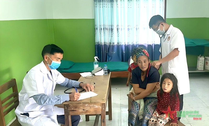 为老挝群众免费看病。