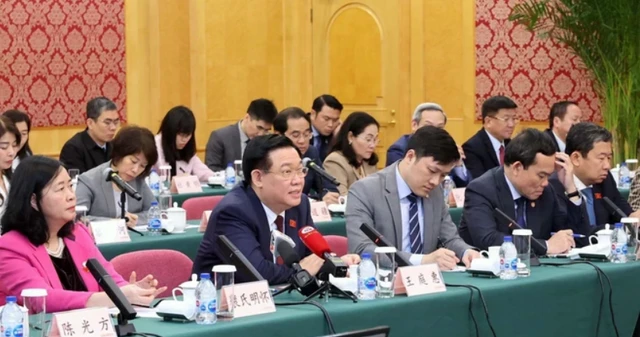 越南国会主席王廷惠与上海市人民代表大会、上海市政府、上海自由贸易试验区的领导举行工作座谈会。