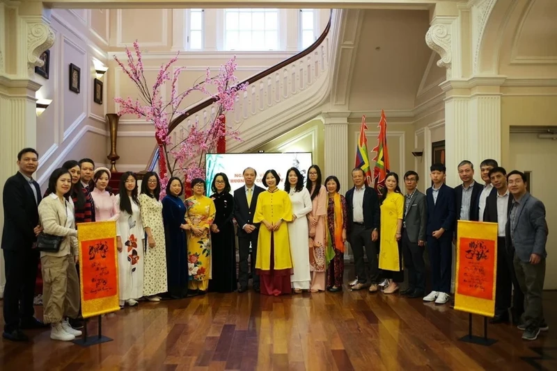 越南驻美大使阮国勇和夫人以及全体干部人员合影。