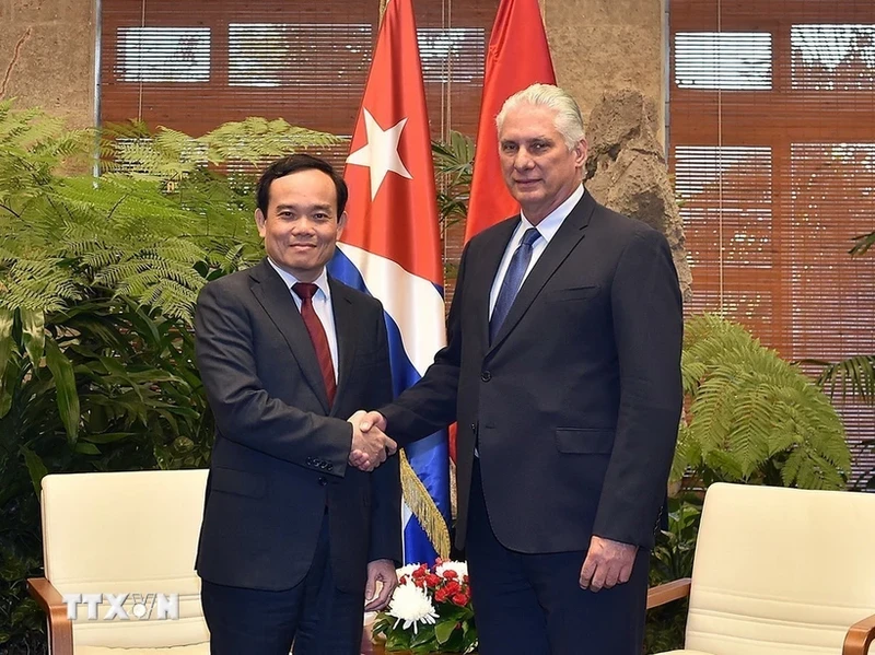 越南政府副总理陈流光在哈瓦那革命宫会见了古共中央第一书记、古巴国家主席米格尔·迪亚斯-卡内尔·贝穆德斯。