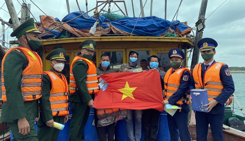 附图：越南海警向渔民宣传法律知识。