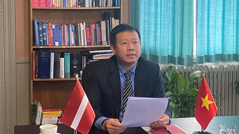 越南驻瑞典兼驻拉脱维亚大使陈文俊在研讨会上交换意见。