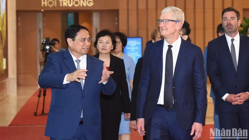 越南政府总理范明正会见美国苹果公司首席执行官蒂姆·库克。