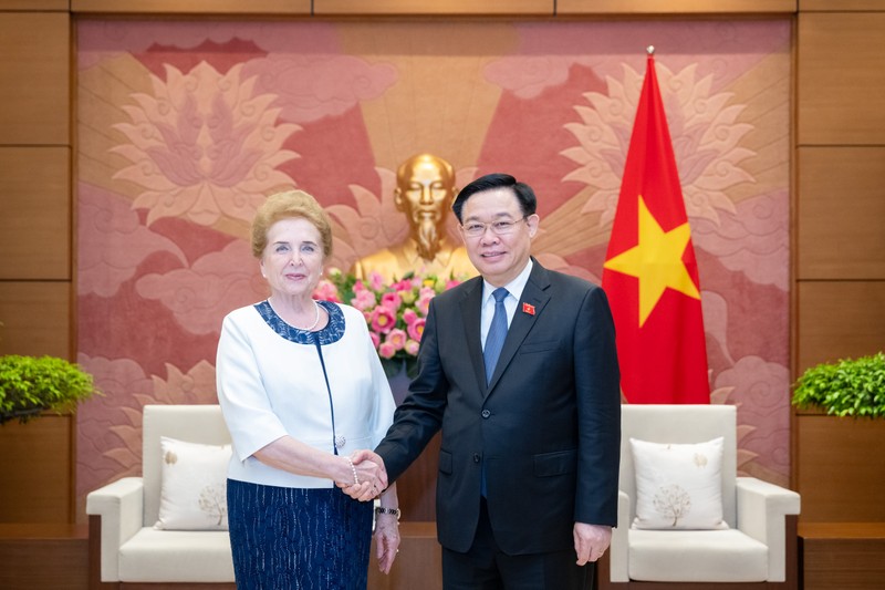 越南国会主席王廷惠会见匈牙利国会第一副主席马特拉·马丽娅。