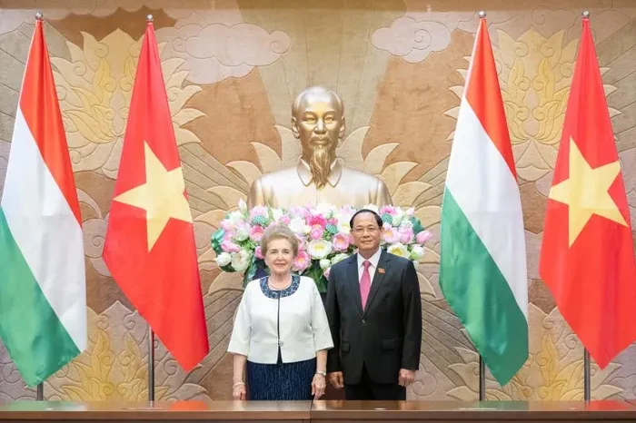 越南国会副主席陈光方与匈牙利国会第一副主席马特拉·马丽娅。
