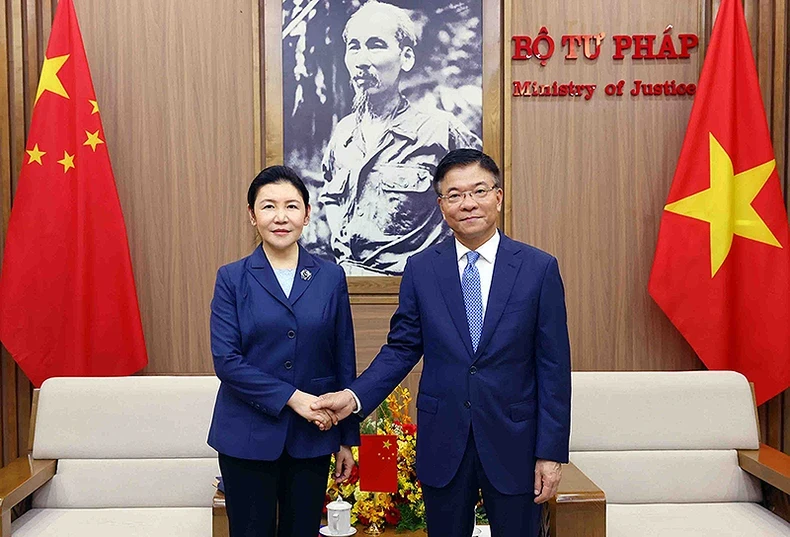 越南司法部部长黎成龙与中国司法部部长贺荣。