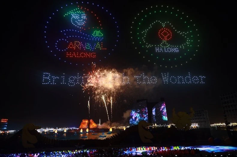“同奇观亮光”2024年下龙狂欢节开幕仪式场景。
