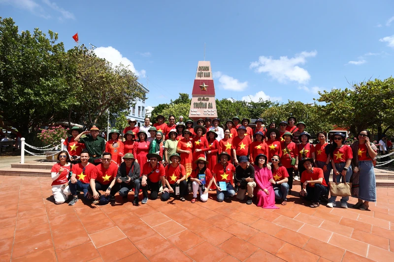探访长沙岛县军民和海上DK1高脚屋的2024年越南侨团合影。