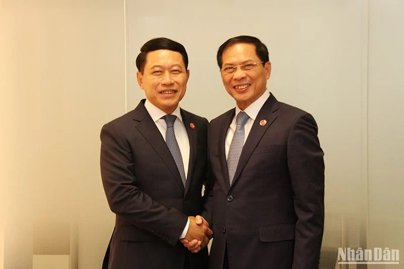 越南外交部长裴青山与老挝政府副总理兼外交部长沙伦赛·贡马西。凯旋 摄