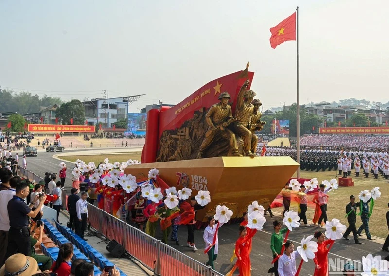 2024年5月5日，模型车在庆祝奠边府历史性胜利70周年总检阅上开过舞台。