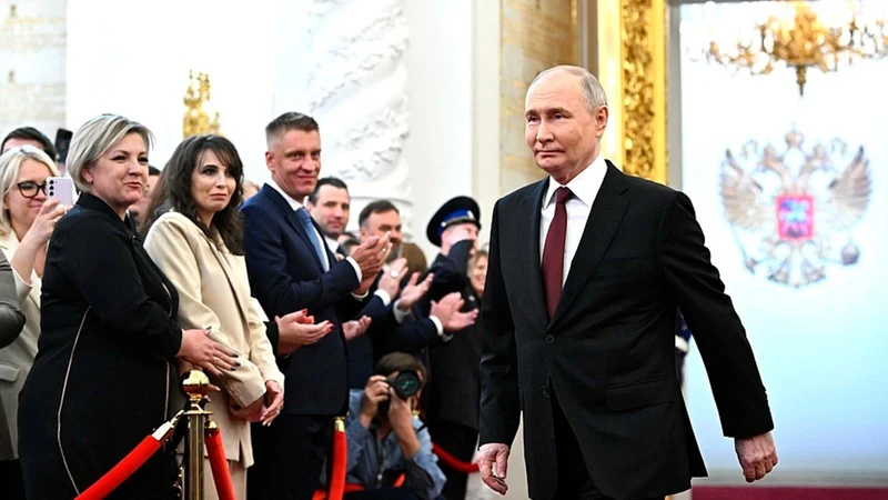 普京总统在代表们的热烈掌声中走进就职典礼。（图片来源：KREMLIN.RU）