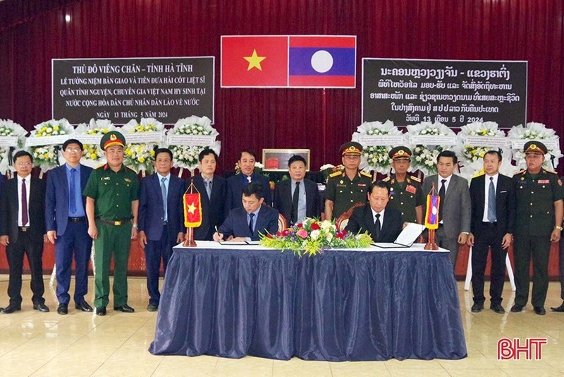 双方举行交接仪式，接受并运送回国在老挝牺牲的两具越南专家和志愿军烈士遗骸。（图片来源：河静报）