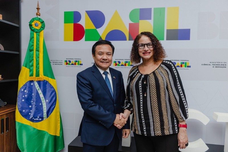 越南驻巴西大使裴文毅和巴西科技创新部部长、巴西共产党主席卢西亚娜·桑托斯。