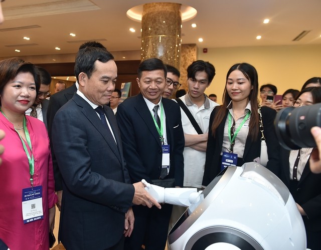 政府副总理陈流光参观会议科技展。