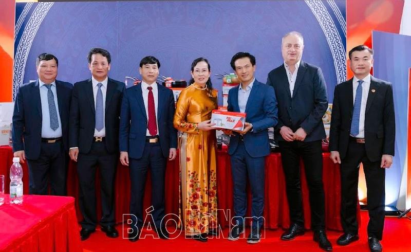 河南省委书记黎氏水一行会见在捷越南团体组织和企业代表。