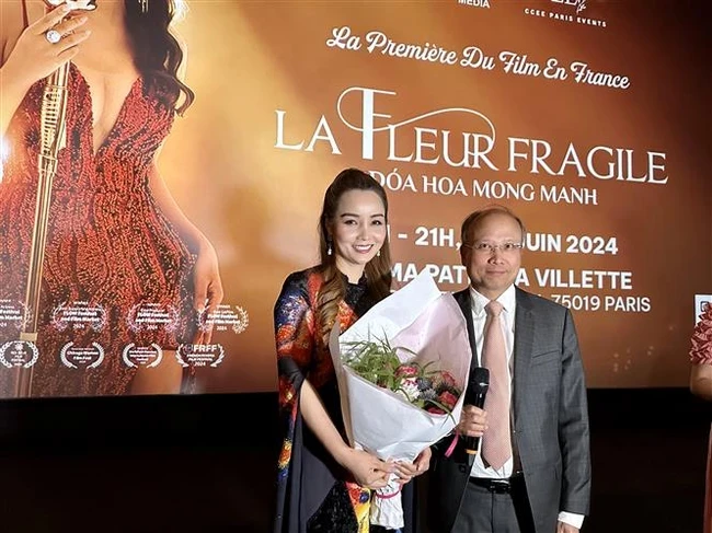 导演枚秋玄与越南驻法国大使丁全胜合影。