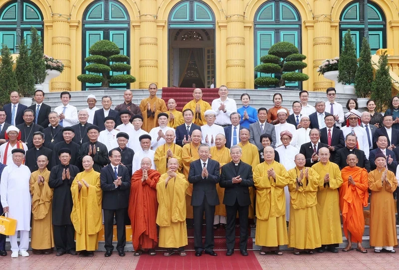 国家主席苏林在主席府与各宗教组织领导代表和神职人员合影。