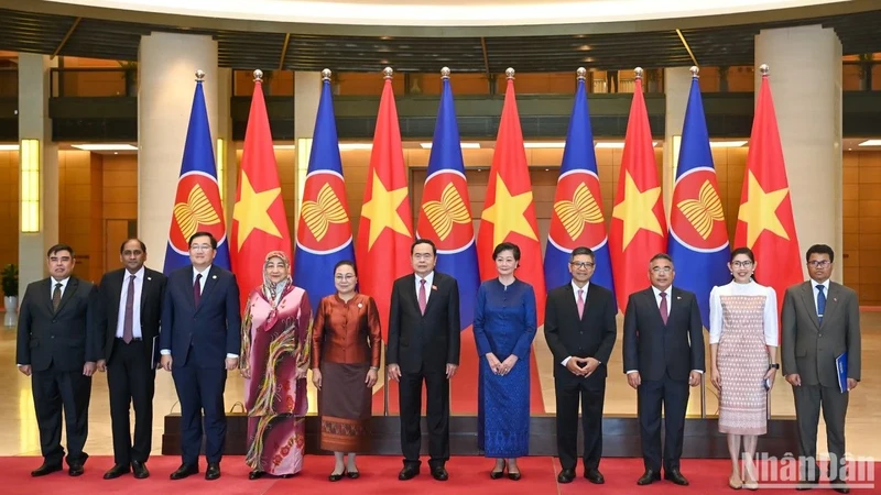 越南国会主席陈青敏会见东盟各国和东帝汶驻越大使和临时代办。