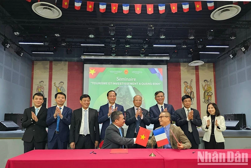 广平省代表与法国合作伙伴签署旅游推广合作协议。