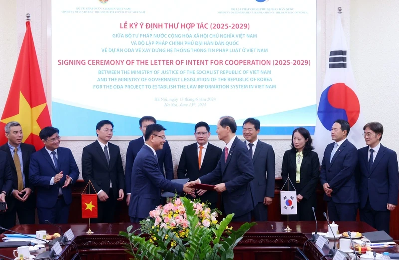双方签署越南司法部与韩国政府立法部之间关于建立越南法律信息系统的合作意向书。
