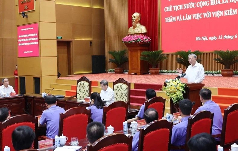 越南国家主席苏林视察最高人民检察院。