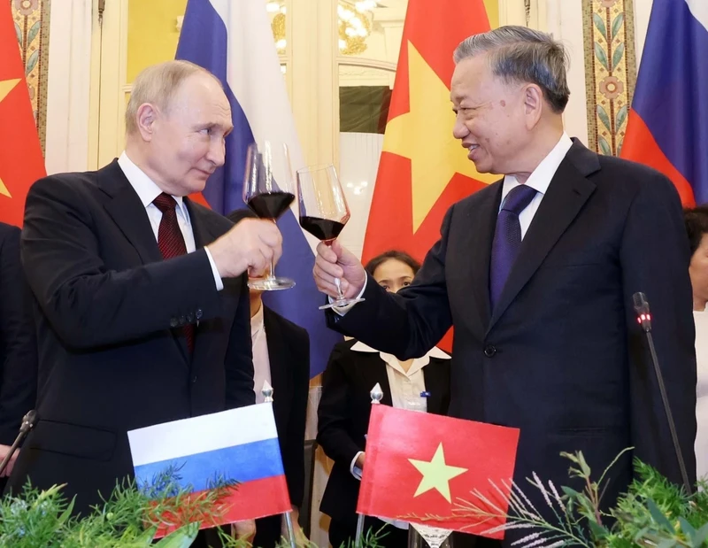 越南国家主席苏林与俄罗斯总统普京共同举杯。
