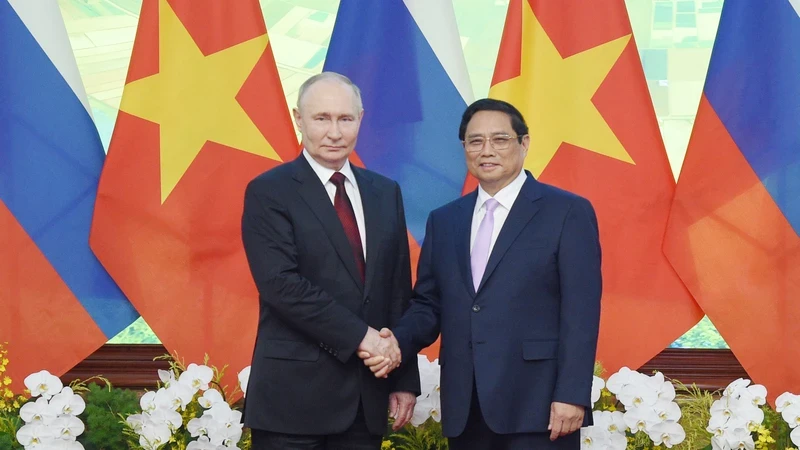 越南政府总理范明正会见俄罗斯总统弗拉基米尔·普京。