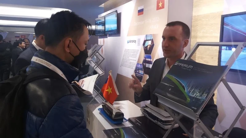 附图：俄罗斯企业在越南推荐其产品。