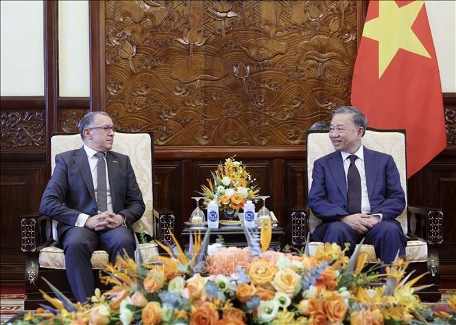 越南国家主席苏林会见了任职届满前来辞行拜会的哥伦比亚驻越大使。