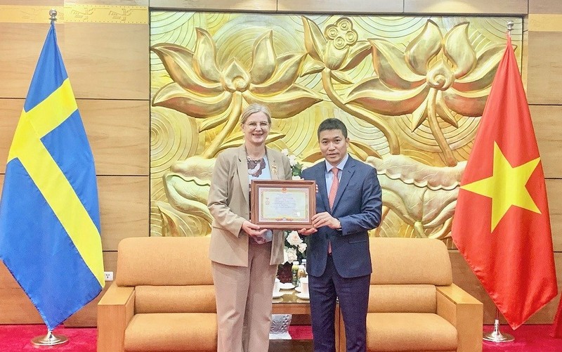 授予瑞典驻越南大使'致力于各民族和平与友谊'纪念章。
