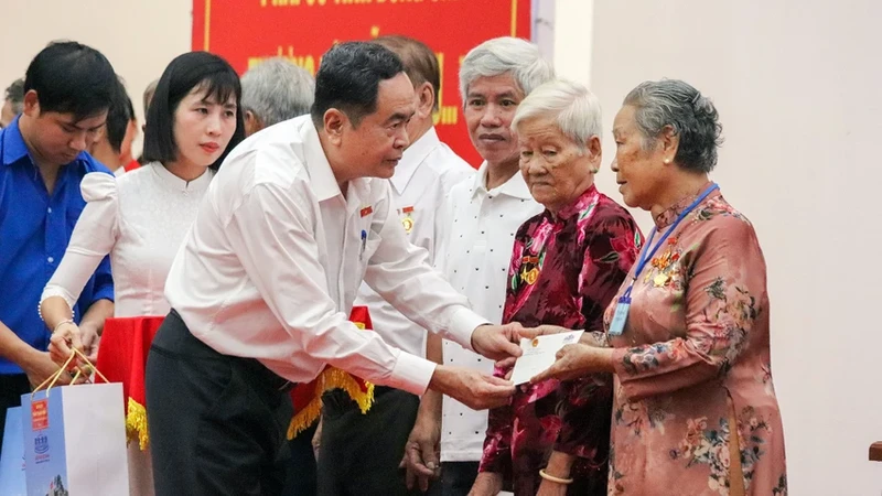 越南国会主席陈青敏向后江省越南英雄母亲、政策家庭和对革命有功者赠送礼物。