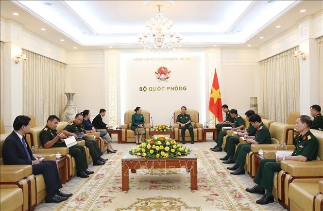 国防部部长潘文江会见老挝驻越南大使场景。