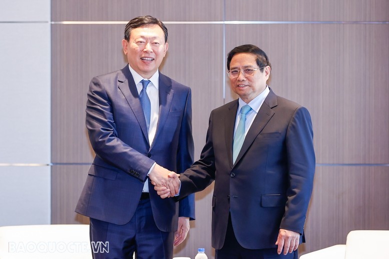 越南政府总理范明正与乐天集团Lotte Property & Development越南公司总经理Seol Dong Min。