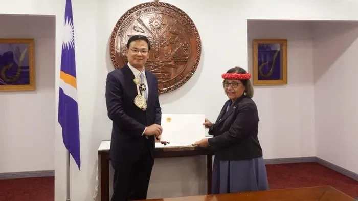 范光校大使向马绍尔群岛总统尔达·凯茜·海涅递交国书。