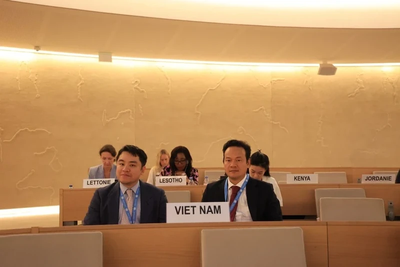 越南常驻联合国代表团团长梅潘勇大使(右)。