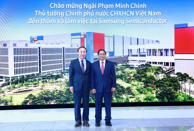 三星集团代表全永贤先生迎接越南政府总理范明正前来考察。