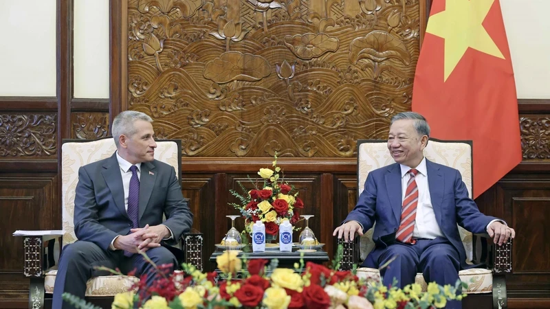 国家主席苏林会见白俄罗斯驻越南大使乌拉基米尔·巴拉维库。