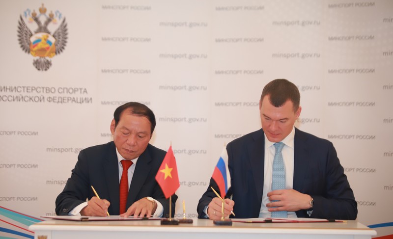 越南文化体育旅游部部长阮文雄与俄罗斯体育部部长米哈伊尔·杰格佳廖夫签署体育领域合作备忘录。
