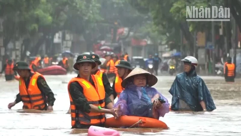 受二号台风影响，河内市出现强降雨，多条道路被水淹没。