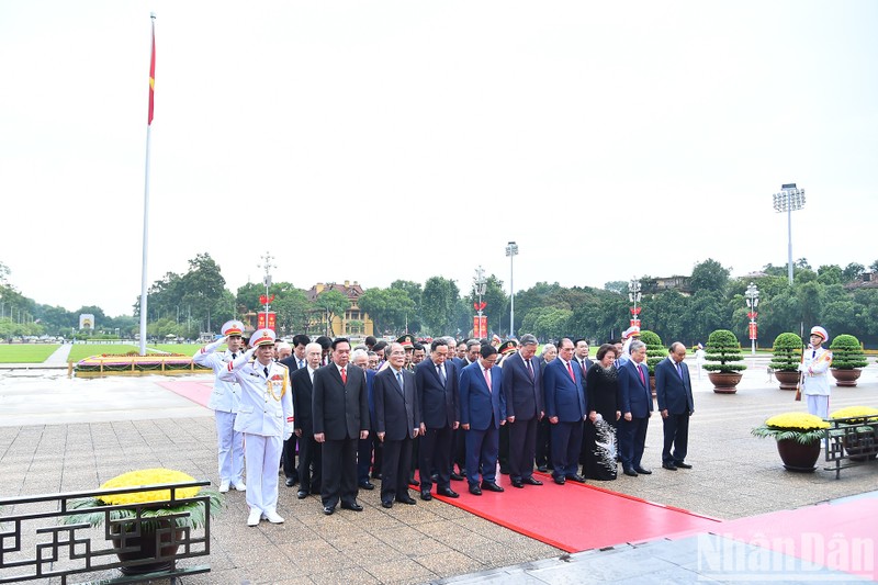 八月革命暨九·二国庆节79周年：党和国家领导人拜谒胡志明主席陵。