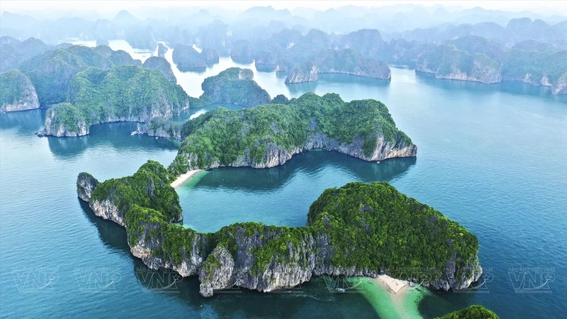 从高空俯瞰兰夏湾全景。（图片来源：越通社/越南画报）