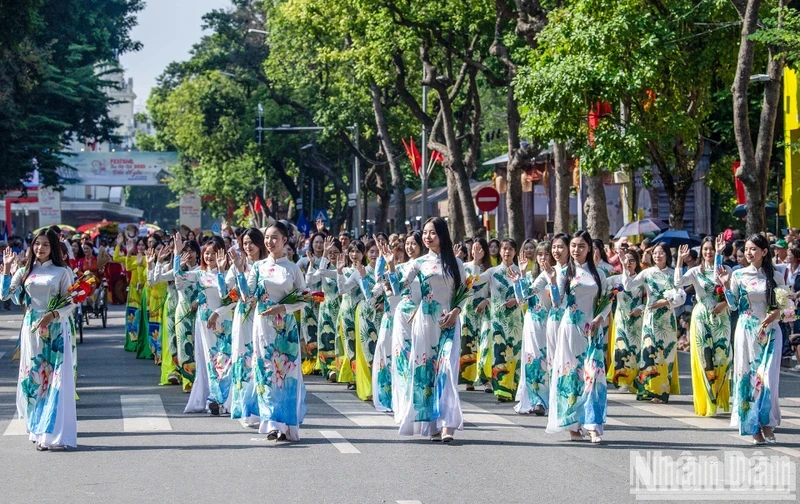 第一届河内秋季节的奥黛表演。（成达 摄）