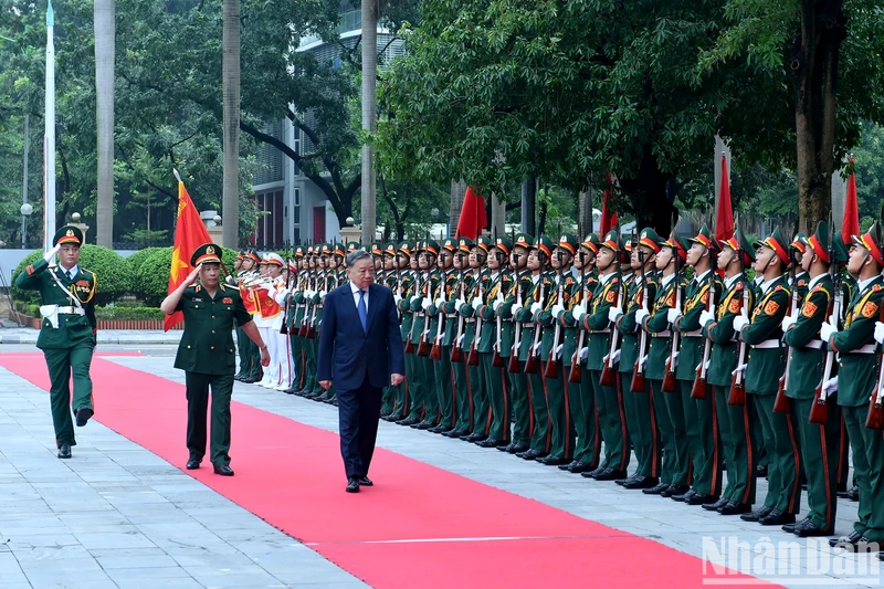 苏林总书记、国家主席苏林检阅国防学院仪仗队。