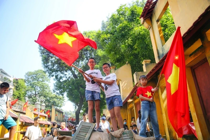 冯兴壁画空间区吸引众多市民和游客前来参观。