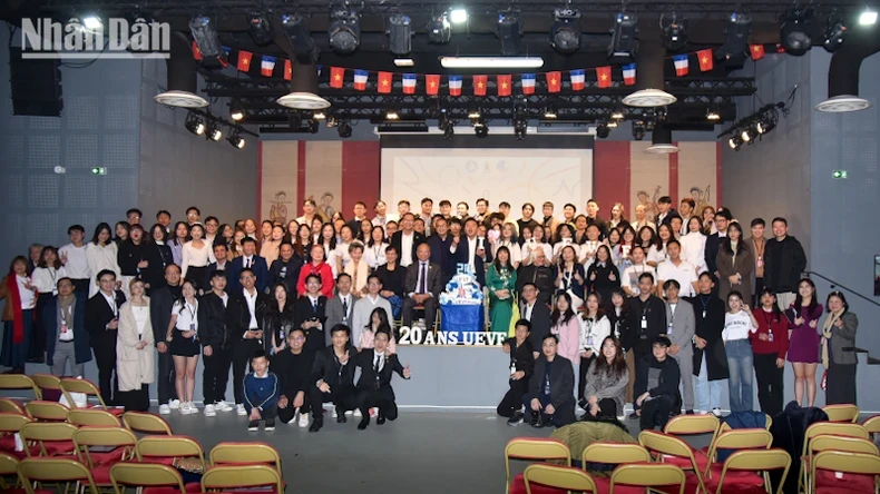 旅居法国越南青年大学生协会成立20周年联欢晚会。（明伟 摄）